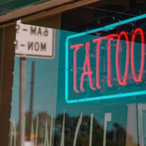7 Gründe, warum hartnäckige Tattoos hartnäckig sind und wie man sie trotzdem entfernt
