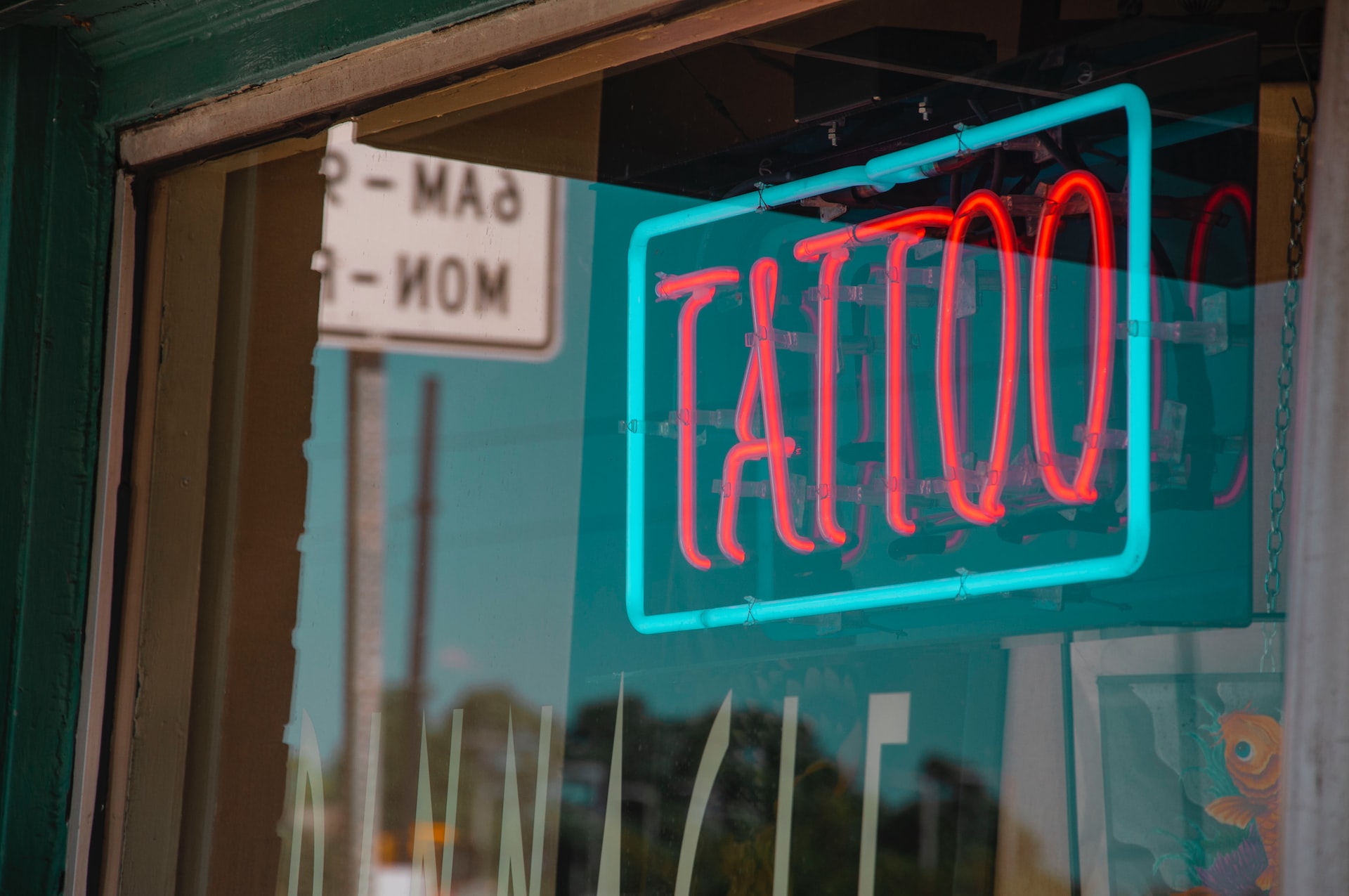 7 Gründe, warum hartnäckige Tattoos hartnäckig sind und wie man sie trotzdem entfernt